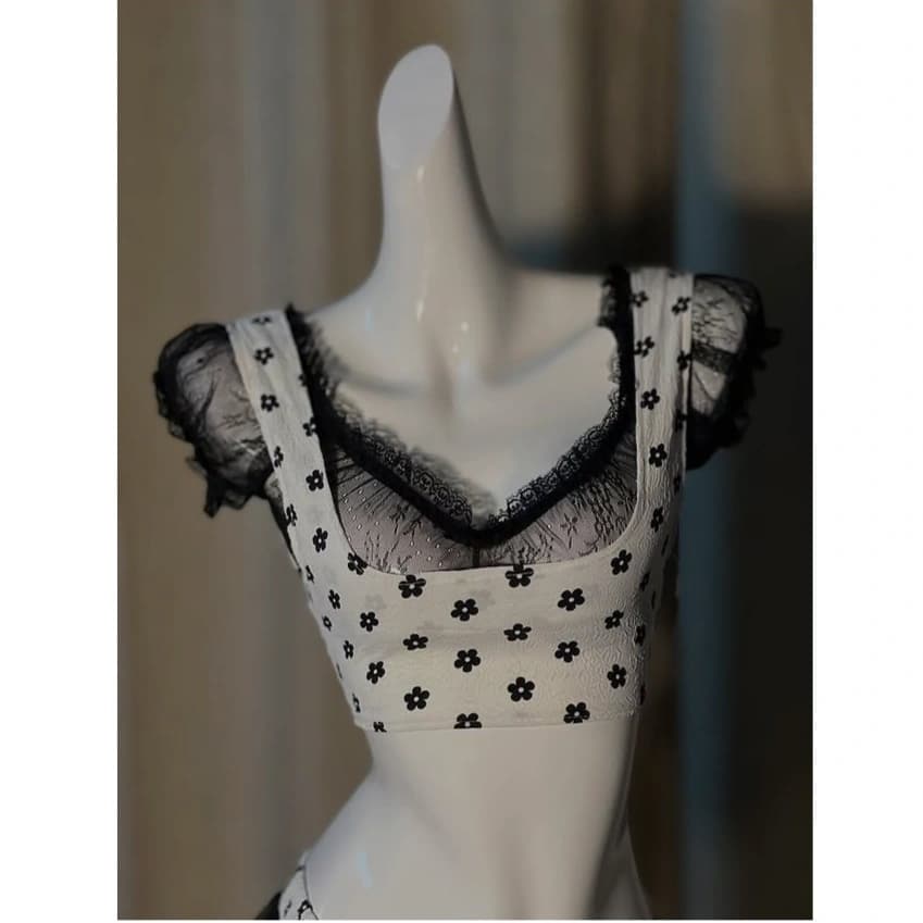 Maid-Inspired Lace Set - Preview Angle 2